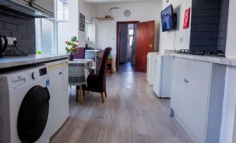 Wood Hus Lodge Cosy Large Family Room 4