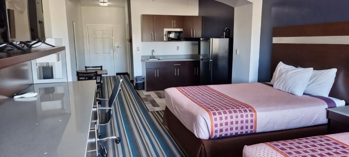HomeBridge Inn and Suites Отели в г. Бомонт