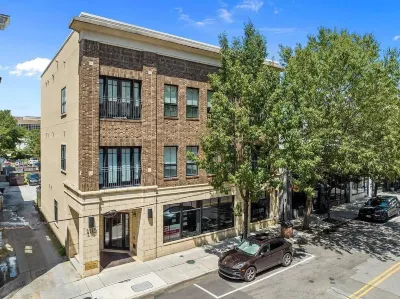 Wonderful condo in historic downtown Wilmington; Pet Friendly; Walk Everywhere! Hotels near One Tree Hill: TRIC