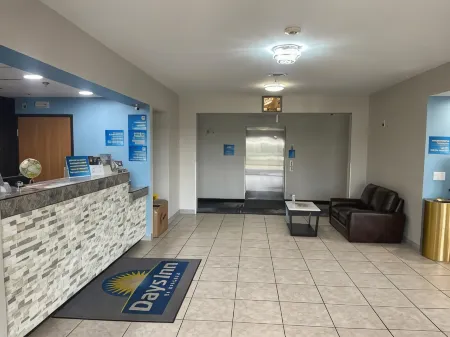 Days Inn by Wyndham Jefferson City Отели рядом с достопримечательностью «Биндер Лейк Павилион»