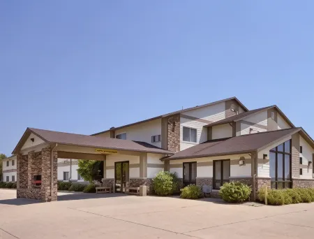 Super 8 by Wyndham Waverly Отели в г. Уэверли