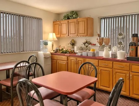 Super 8 by Wyndham Waynesboro Отели в г. Стьюартс Драфт