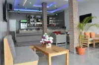 SpringHill Hotel & Suites - bar