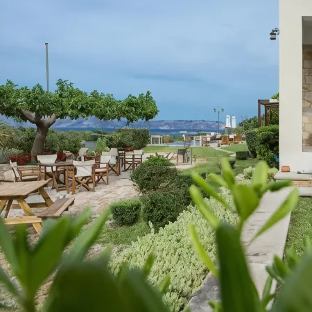 Agarathos Rooms & Pool Kaliviani -on the Road to Balos