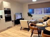Modern 2-Bed Apartment Near Heathrow w/Parking Hotels in Staines
