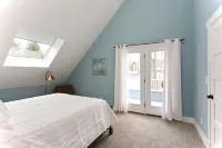 Newer luxury cottage with hot tub; walking distance to town and beach - 4-Star