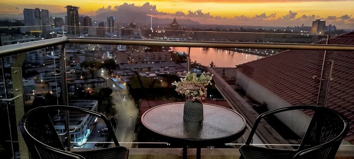 Kuching City Center Riverine Apartment With Balcony & City Views Hotels in Kuching