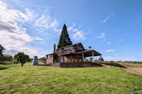 Vineyard Farmhouse Stay with Mt. Hood Views. Spacious and Ideal for Large Groups