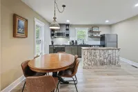 Charming 4-bedroom farmhouse in brilliant Roseland / The Hen House - 3-Star