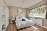 Stunning home over looking Belfast City, 11 minutes to City Centre - Bungalows