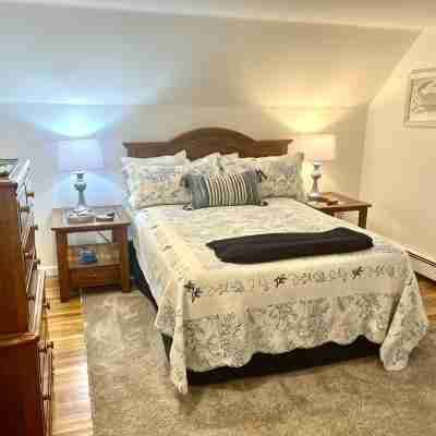 Sunset Point - Spacious 4-BR Long Pond House w/ private swimmable beach & AC Rooms