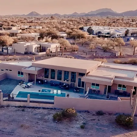 Large 3 bed, 3 bath Tucson house with pool, jacuzzi and amazing Mountains Views