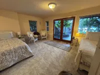 A Waterfront Retreat with Gardens, Views, and Space to Gather on Whidbey Island. - 3 tähden