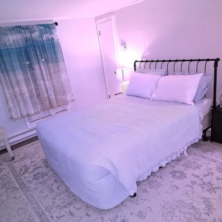 Cozy Ocean Breeze Retreat in a serene beach community in Groton, CT. Отели в г. Гротон