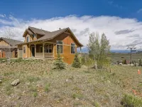 Ski In / Ski Out Enjoy the beautiful mountains and watch the skiers go by! - Wi-Fi