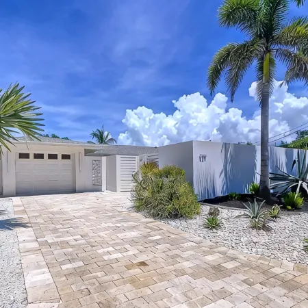 Siesta Key Oasis-Spectacular with heated pool/spa and steps to beach and Village