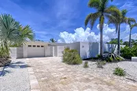 Siesta Key Oasis-Spectacular with heated pool/spa and steps to beach and Village