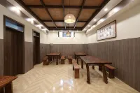 知易堂·卦裡閒庭·庭院休閒度假民宿（特克斯八卦城店） - 酒吧