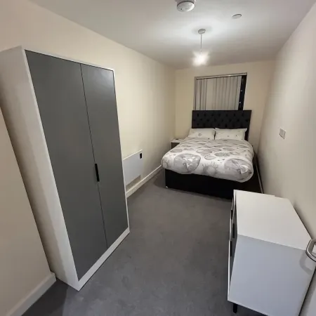 Modern 1-Bed Penthouse — Steps from Old Trafford
