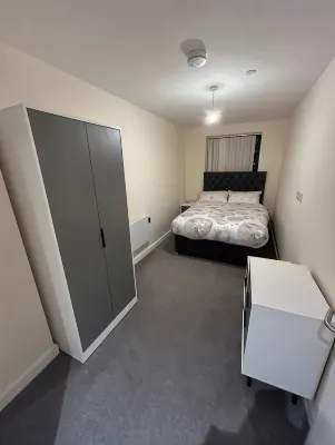 Modern 1-Bed Penthouse — Steps from Old Trafford