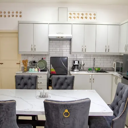 Scenic Lakeview Retreat – 8 Mins from Speke Resort