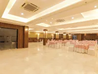 Hotel Dolphin Grand Отели рядом с достопримечательностью «Храм Дурга»