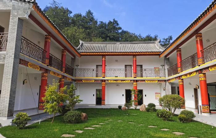 Shuangbai Luoshenghu Banshan Hotel
