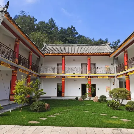 Shuangbai Luoshenghu Banshan Hotel
