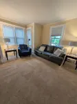 Steel Hideaway, first floor easy access, king bed, fenced yard, fast wifi - Homestays