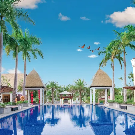 Xinglong Ramada Hot Spring Resort Wanning