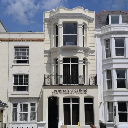 Portsmouth Budget Hotels - All Rooms Are EN-Suite Отели рядом с достопримечательностью «Корабль-музей HMS Victory»