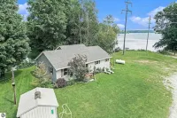 The Mesick Hideaway – 5BR/3BA Family Fun Spot w/ Lake, River & Hiking Trails