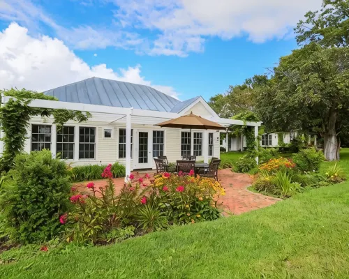Serene, sun splashed cottage アディソンのホテル