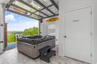 Serenity Villa: Luxurious Retreat with Hot Tub, Rooftop Deck & Mountain View's - Villas