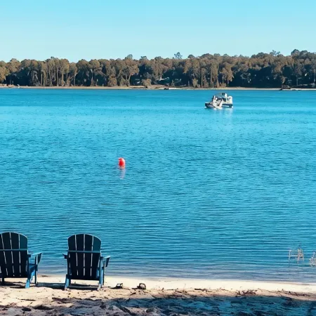 Perfect Lakefront Getaway on clear deep private lake 20 min from Gainesville