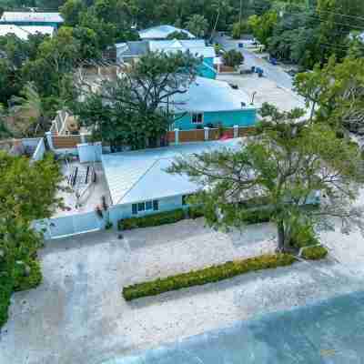 Tropical Oasis Anchor Located on the Bayside with Pool. Hotel Exterior