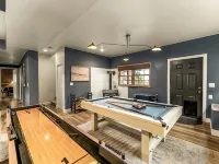 New 4BR Luxe Getaway Stunning Views/ Hot Tub/ Home Theater & Games- Pet Friendly 貝利酒店