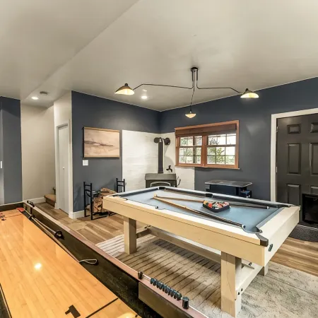 New 4BR Luxe Getaway Stunning Views/ Hot Tub/ Home Theater & Games- Pet Friendly