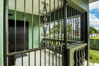Comfortable 3-bedroom house AC TV in rooms WiFi laundry fully equipped kitchen - 2-Sterne
