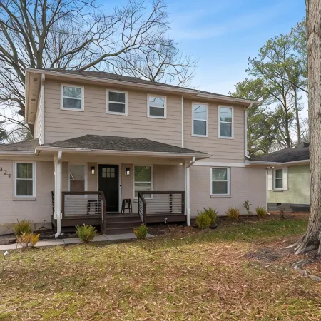 Family sized cozy Atlanta retreat with firepit 5 bedrooms 2 bathrooms