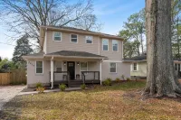 Family sized cozy Atlanta retreat with firepit 5 bedrooms 2 bathrooms