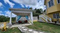 Perfect  getaway with amazing sunsets, 5 min walk from the Beach. Pet friendly! Hotels in 