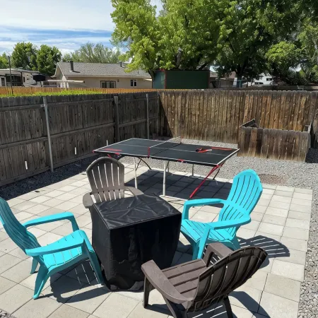 Spacious 4-bedroom, pet friendly, outdoor games, fire pit in charming Fruita