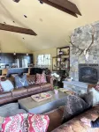 5 Star Private Gated Luxury 3 King Bedroom Estate Lodge Lake Views EV Charger