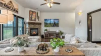 Cozy Getaway at The Lazy Bear Lodge: 3BR/2BA in Dover, ID! - 3성급