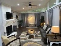 Vaulted Ceilings & Accent Windows--1 mile from CU
