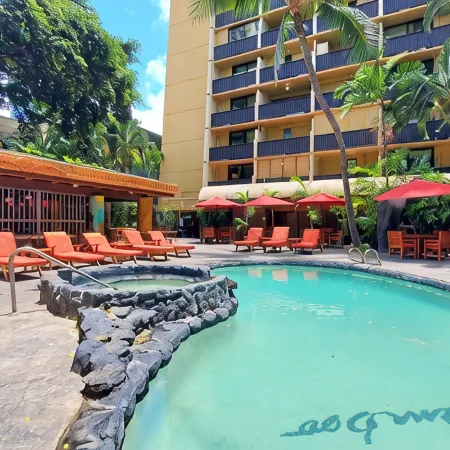 Peace & Comfort in Waikiki for 4 Guests w/Pool & Hot Tub