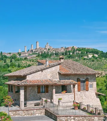 Villa with pool, 4 rooms en suite, WiFi A/C, walking distance from San Gimignano - balcony