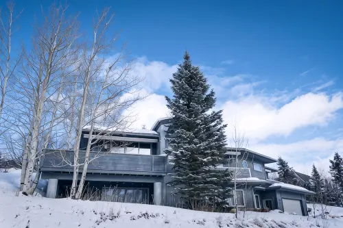 Killer Views   -&-   Highest Reviews   -&-   Great Value  -&-  6 Min to Ski hill