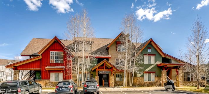 Beautiful condo next to trails, lake, skiing, shops and restaurants! Hot tub! Отели в г. Фриско